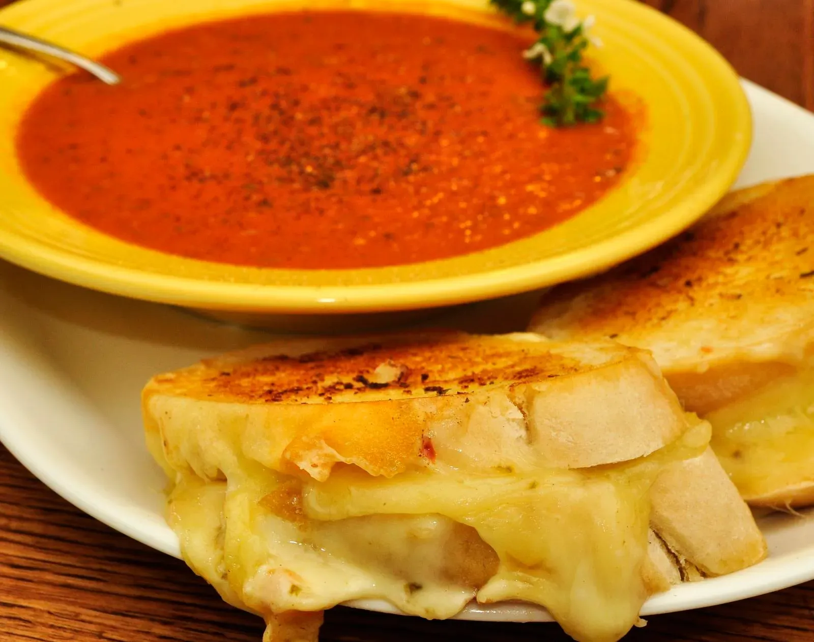 Grilled Cheese and Tomato Soup (Mmm... grilled cheese sammich with roasted tomato soup
Uploaded by Fæ, CC BY 2.0)