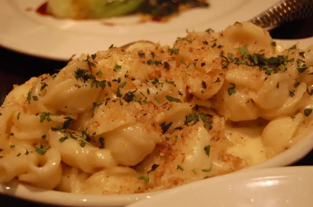 4. Mac and Cheese: America's Favorite Gets Elevated (Image Credits: Flickr)