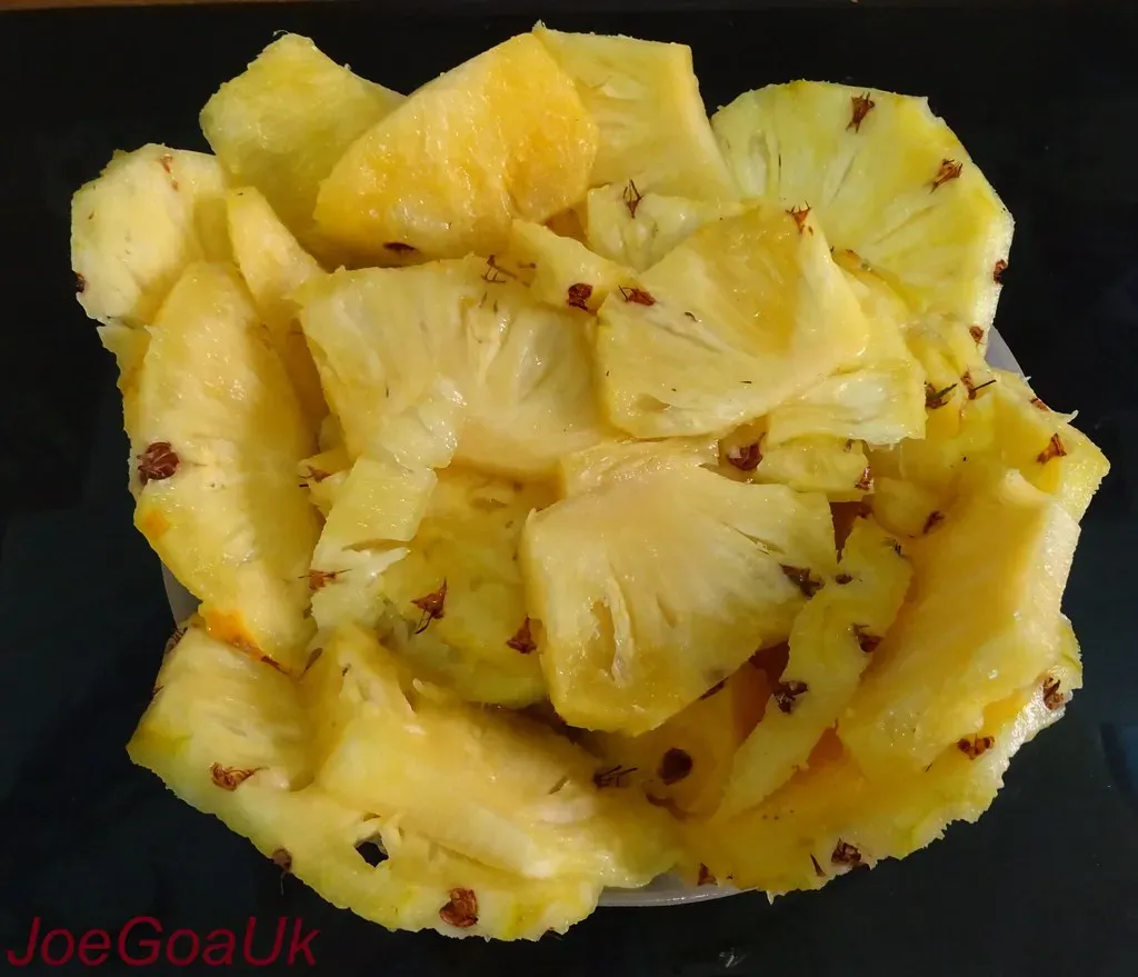 4. Pineapple: More Sugar Than It Looks (joegoauk73, Flickr, CC BY-SA 2.0)