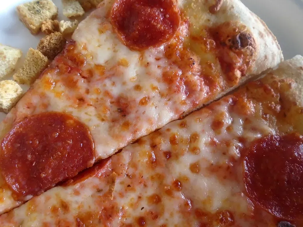 3. The Food Court Pizza: Worth the Grease or Overrated? (classroomcamera, Flickr, CC BY 2.0)
