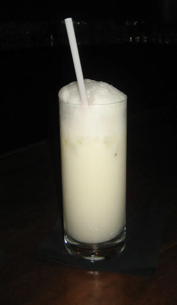 2. The Ramos Gin Fizz (Infrogmation, Flickr, CC BY 2.0)