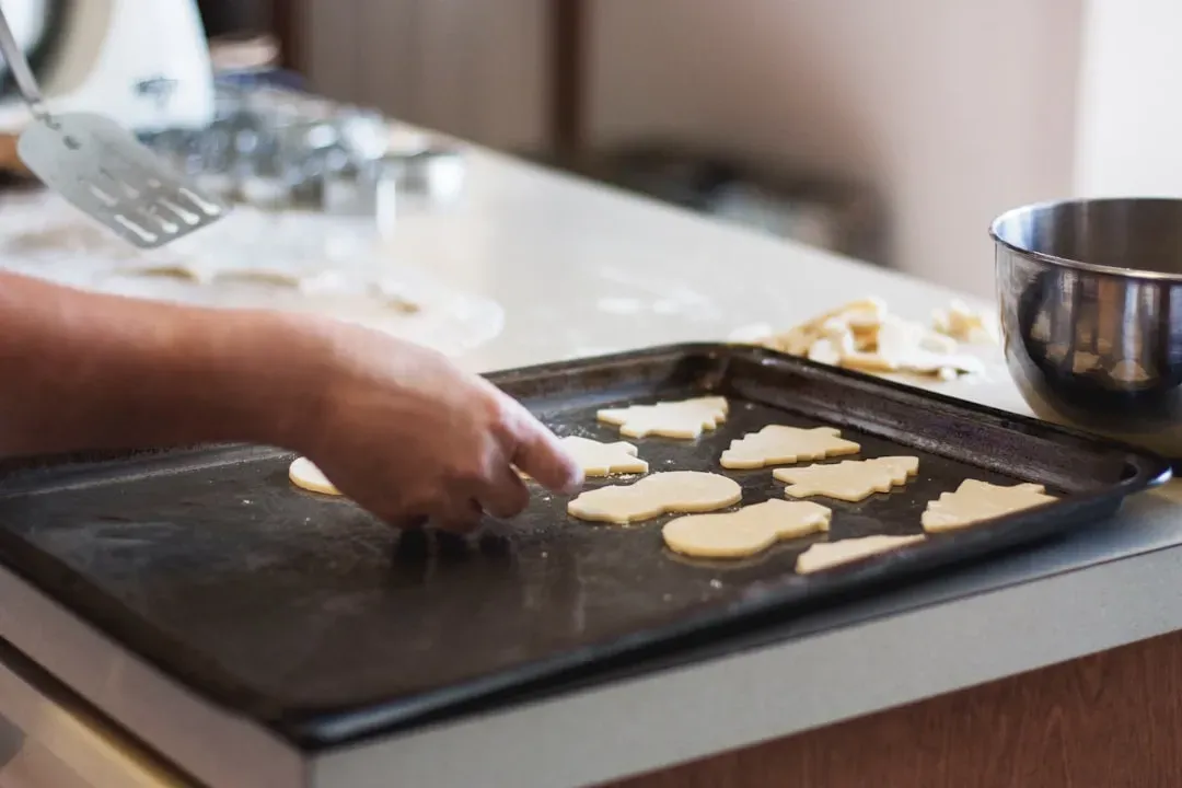 Choosing the Right Pan and Oven Temperature (Image Credits: Unsplash)