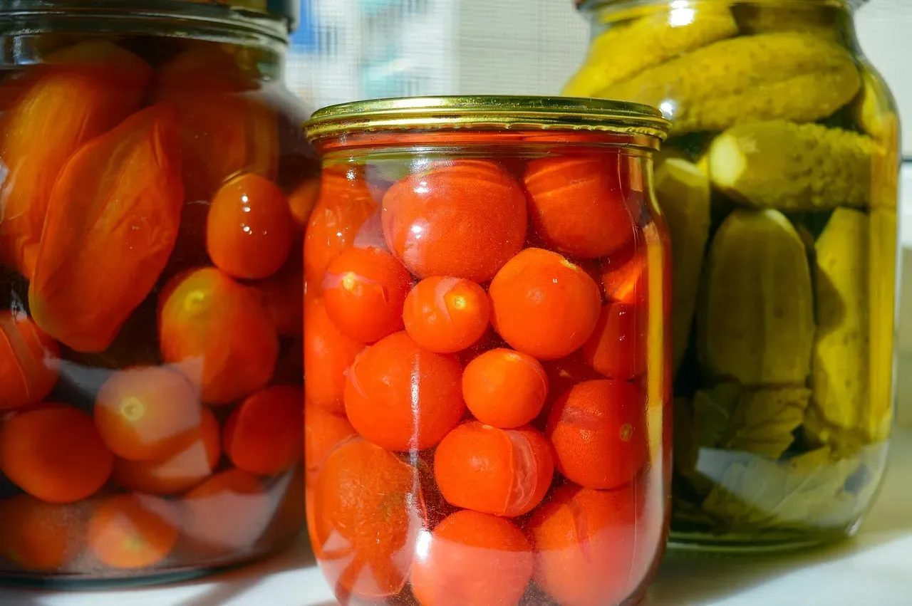 6. Canned Tomatoes: The Flavor Backbone of a Hundred Meals (Image Credits: Pixabay)