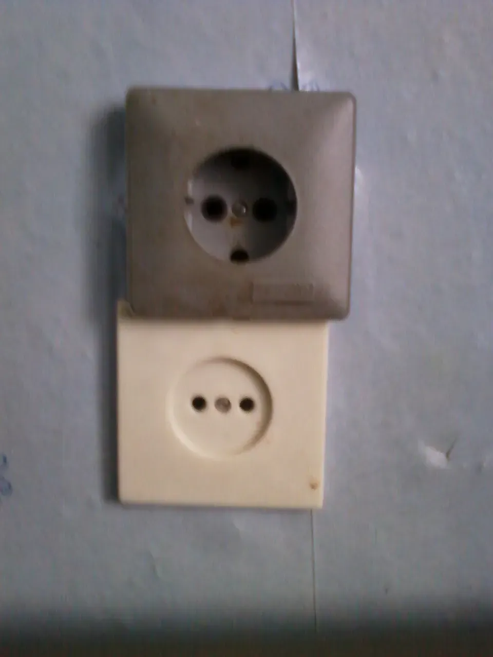 Installing Three-Prong Outlets Without Actual Grounding (Image Credits: Wikimedia)