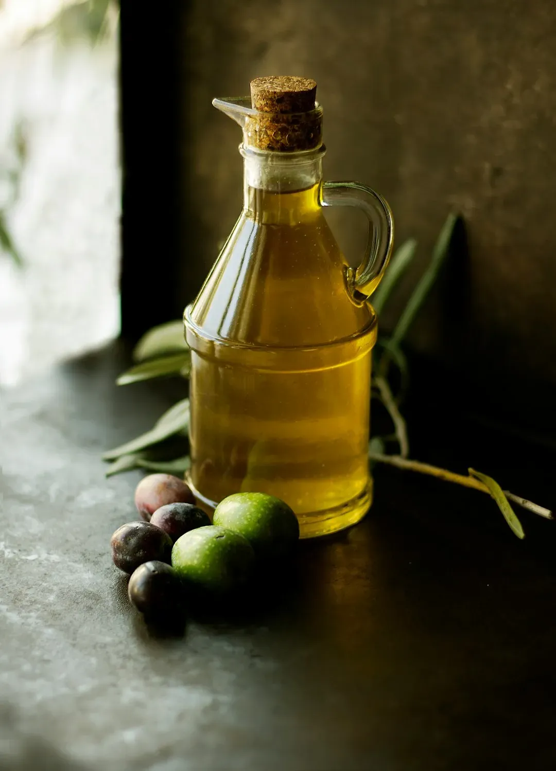 Olive oil and a neutral cooking oil (Image Credits: Unsplash)