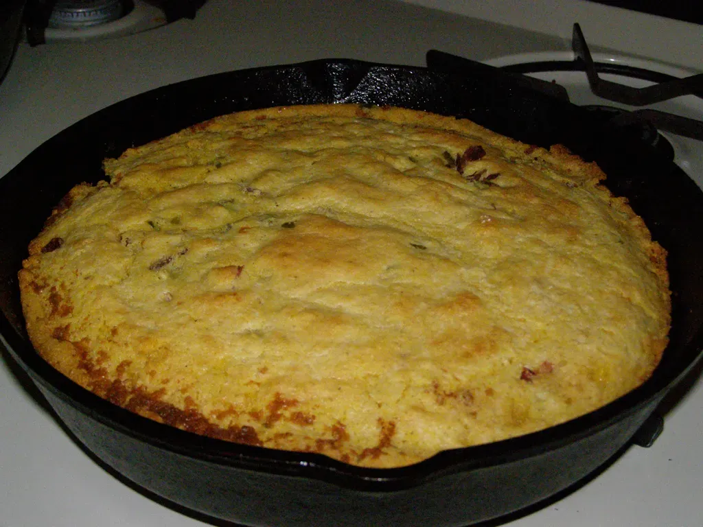 2. Cornbread: A Staple With Deep American Roots (Image Credits: Wikimedia)