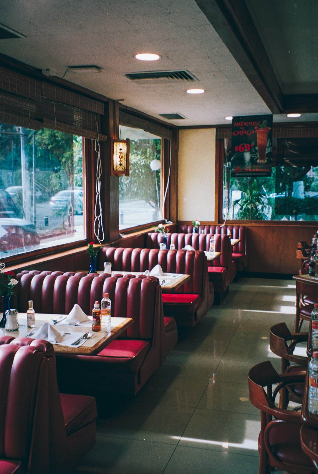 Lou Mitchell's - Chicago, Illinois: The Gateway to Route 66 (Image Credits: Unsplash)