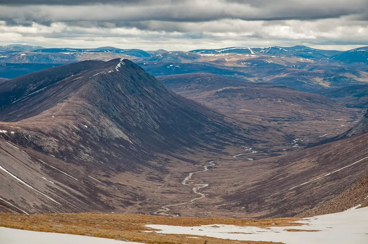 On Exposed Ridges in Rocky Mountain National Park (Image Credits: Pixabay)