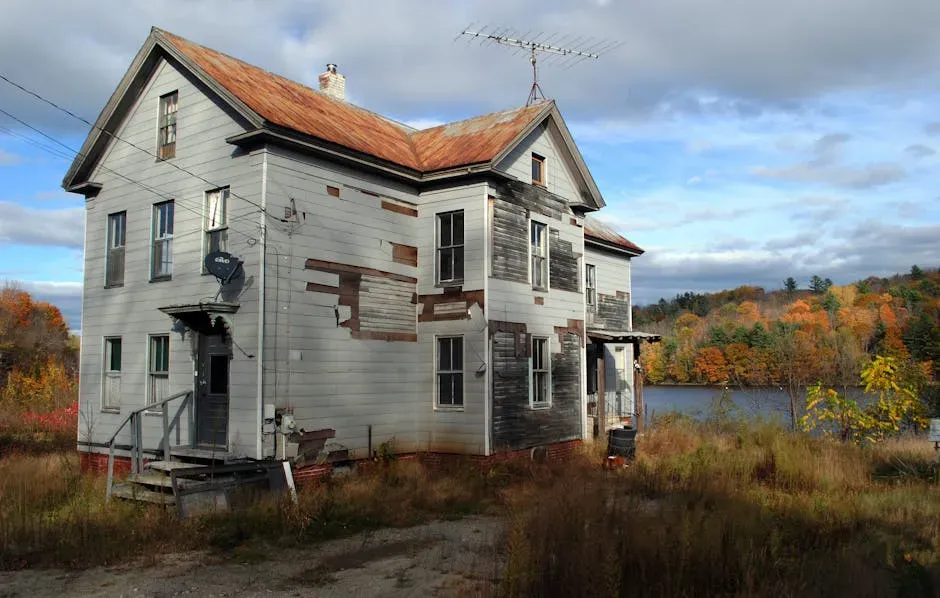 4. Homes and Yards Falling into Disrepair (Image Credits: Pexels)