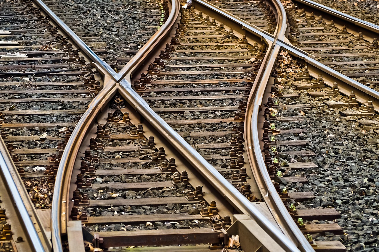 The Railroad Connection: Linking East and West (image credits: pixabay)