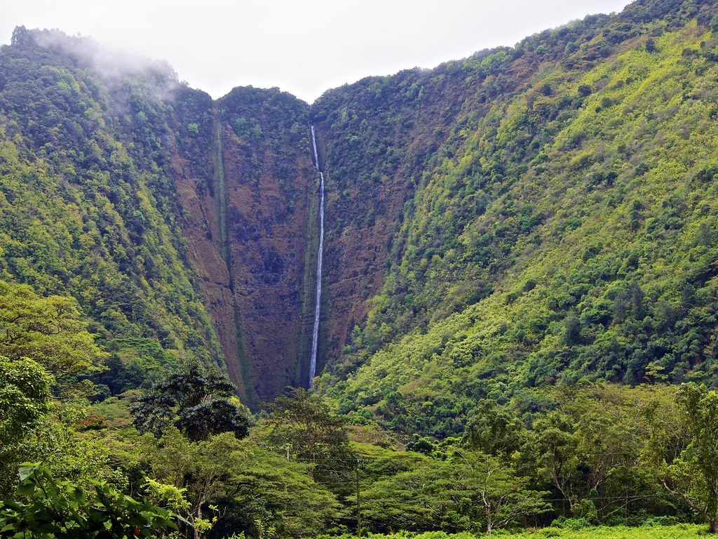 The Curved Water That Named Paradise (image credits: flickr)