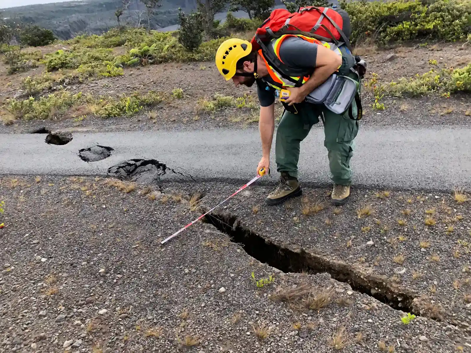 Lutz, Hillsborough County (Measuring cracks and sinkholes on Crater Rim Trail, Public domain)