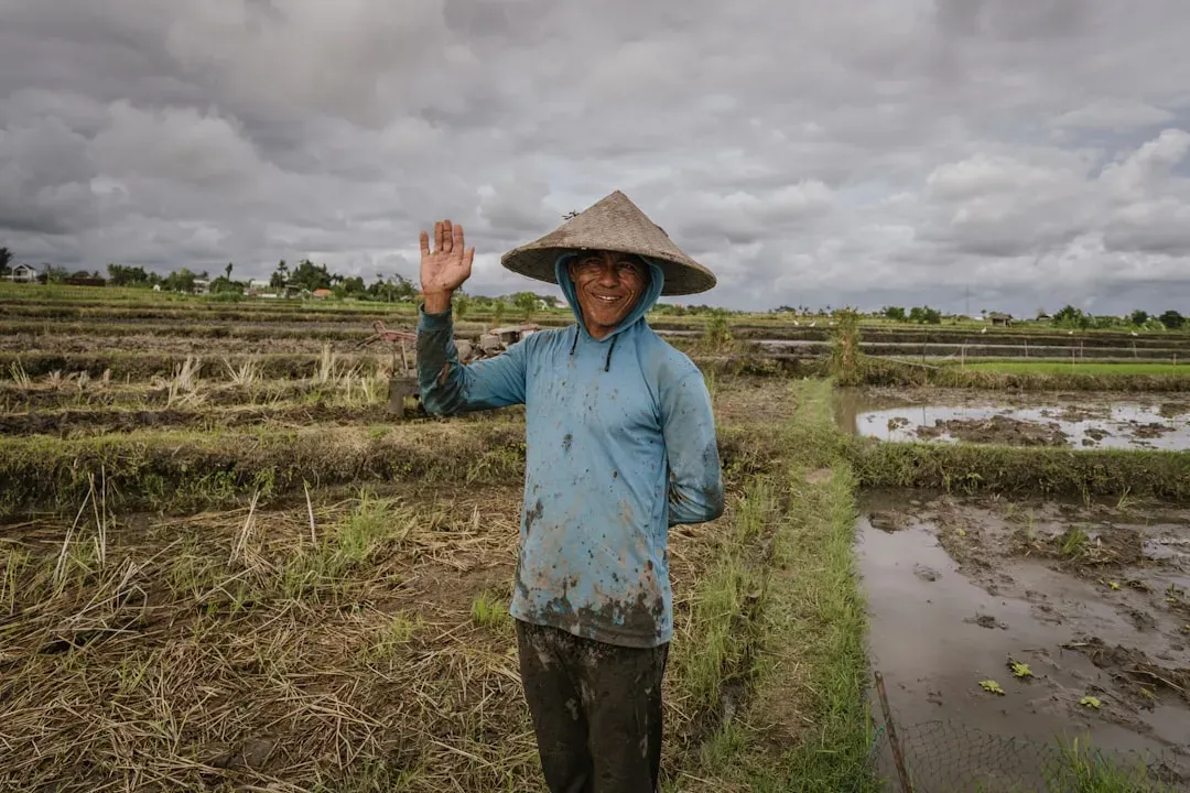 The Farmer’s Wave to Passing Drivers (Image Credits: Unsplash)