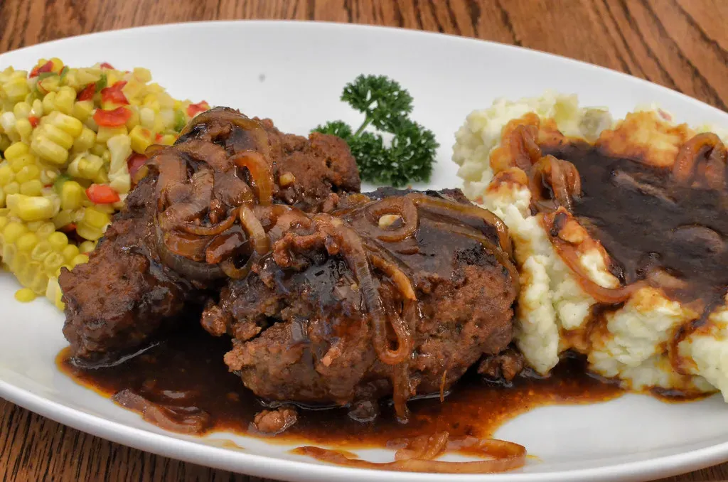 Salisbury Steak (jeffreyw, Flickr, CC BY 2.0)