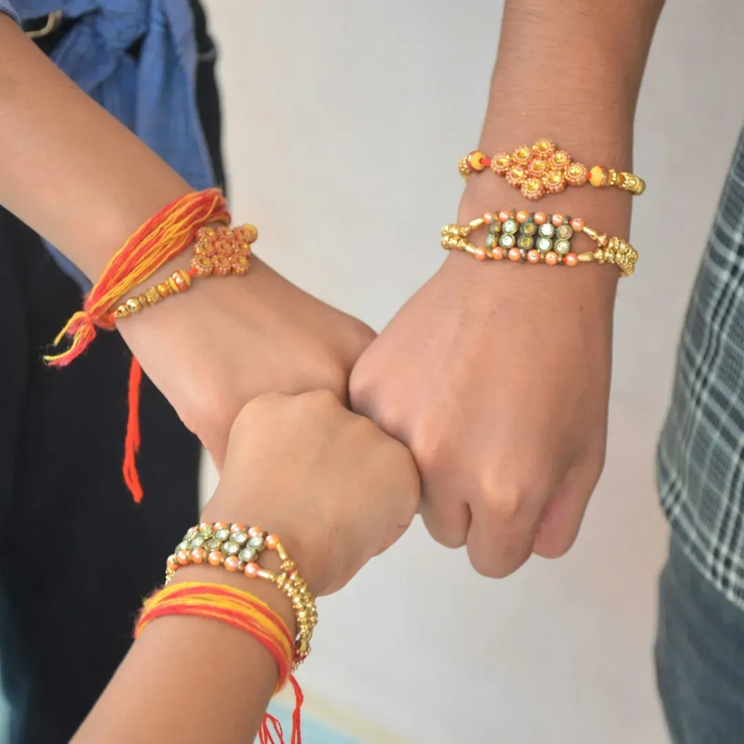 A Friendship Bracelet Frozen in Time (Image Credits: Unsplash)