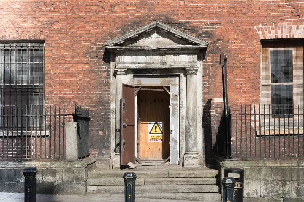 Sign #1: The Listing Photos Suspiciously Avoid Ground-Level Shots and Basements (infomatique, Flickr, CC BY-SA 2.0)