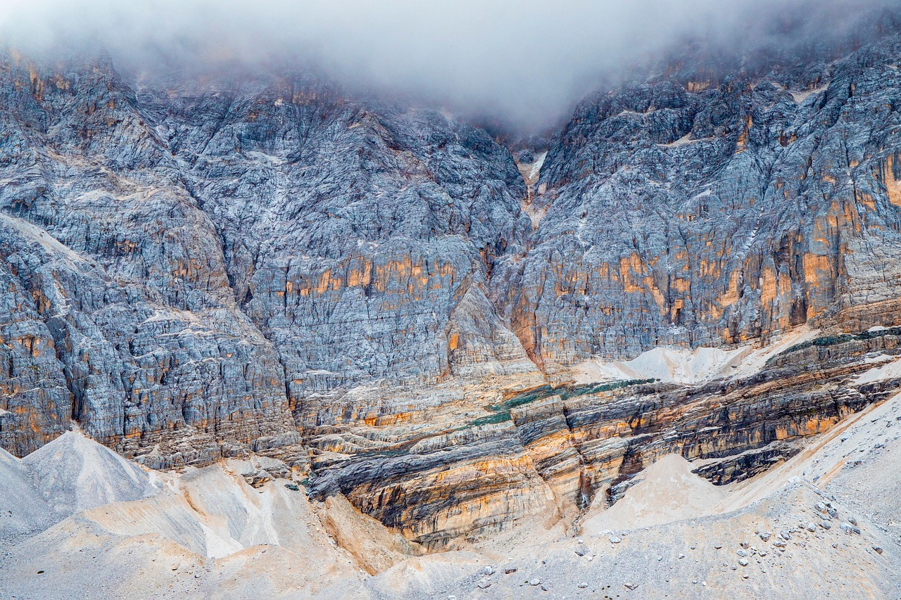 Collaborative Efforts in Unraveling Geological Mysteries (image credits: pixabay)