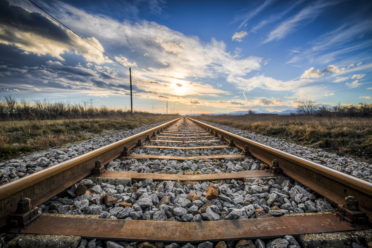 Railroad Betrayal and Economic Collapse (image credits: pixabay)