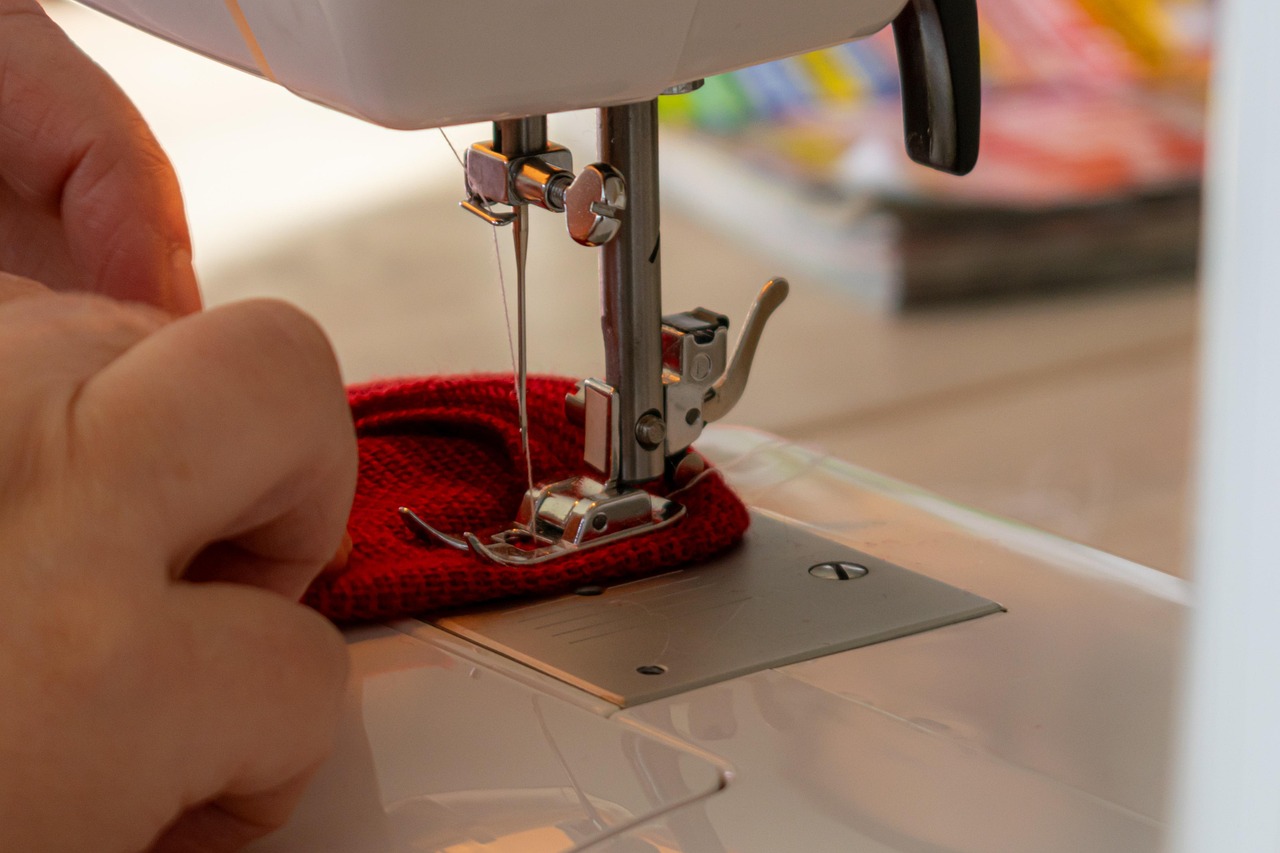 The Sewing Machine Rewrites Fashion and Labor (image credits: pixabay)
