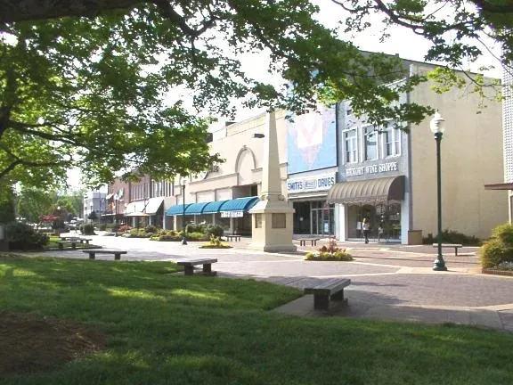 Hickory, North Carolina: Furniture Capital With a Surprisingly Lively Downtown (Image Credits: Wikimedia)