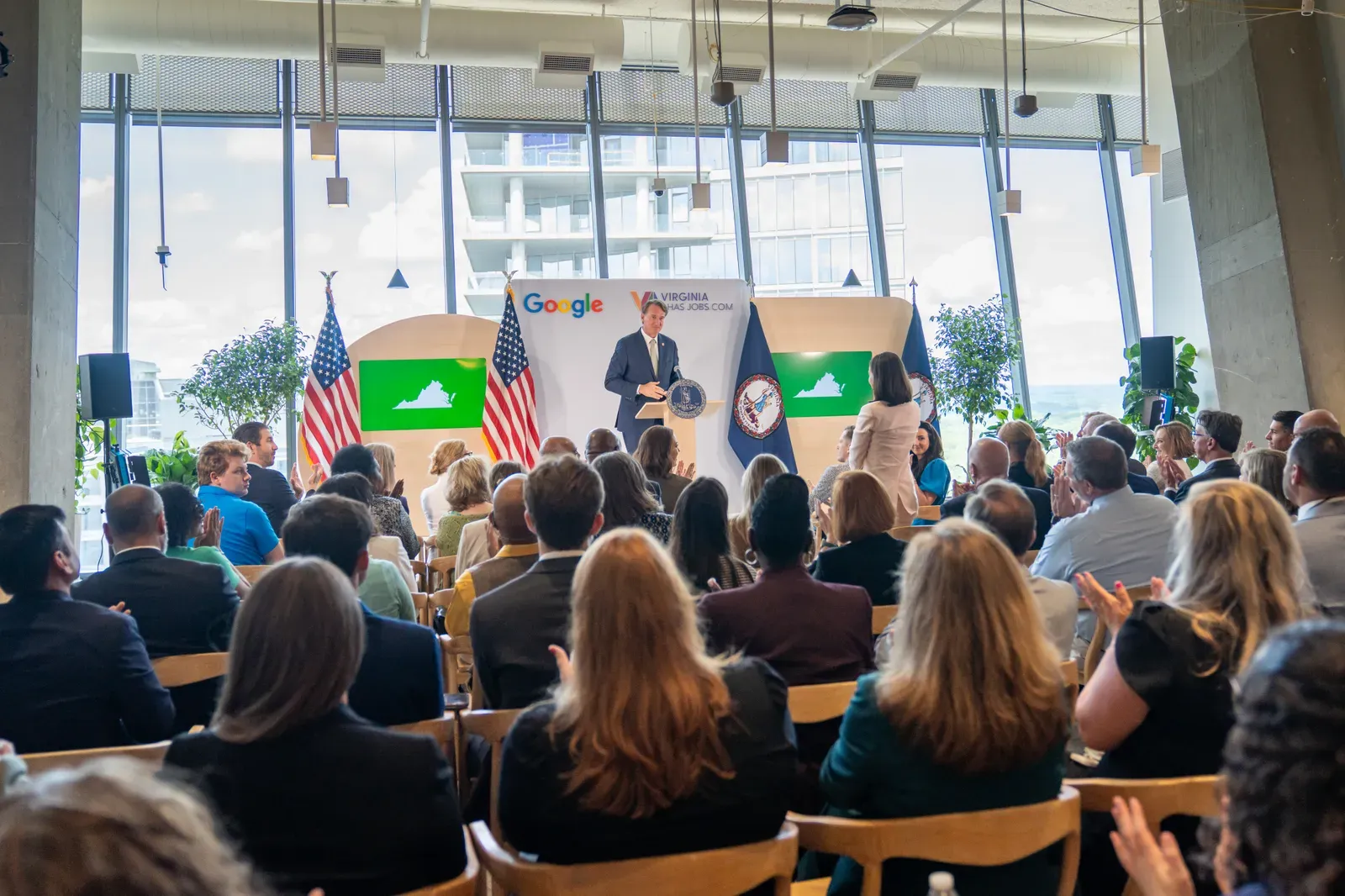 Entry-Level Workers Are Feeling It First (Image Credits: Wikimedia)