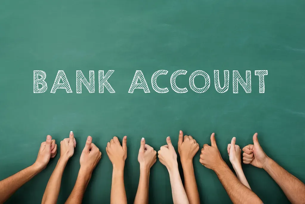 Tips for Choosing the Right Account (mikecohen1872, Flickr, CC BY 2.0)