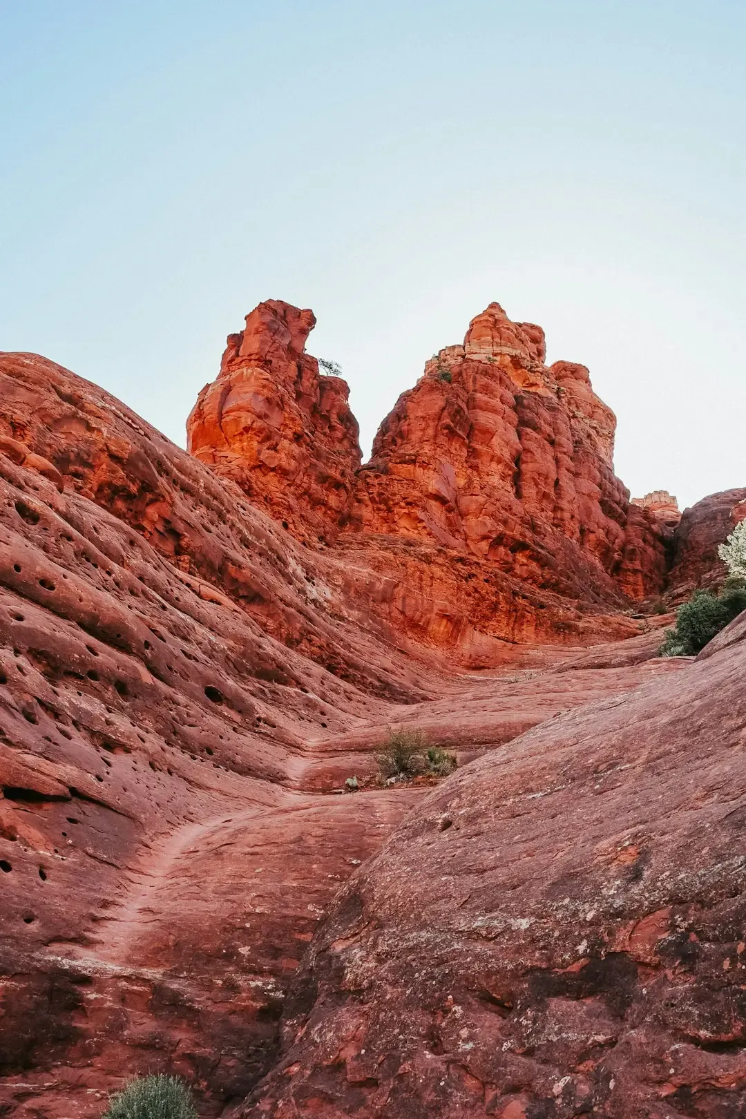 Sedona, Arizona: Red Rocks and Real Quiet (Image Credits: Unsplash)