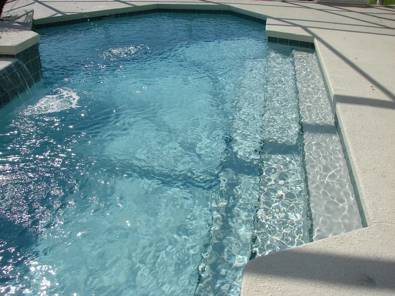 Priority Pool Access and Hosted Drinks (Image Credits: Pixabay)
