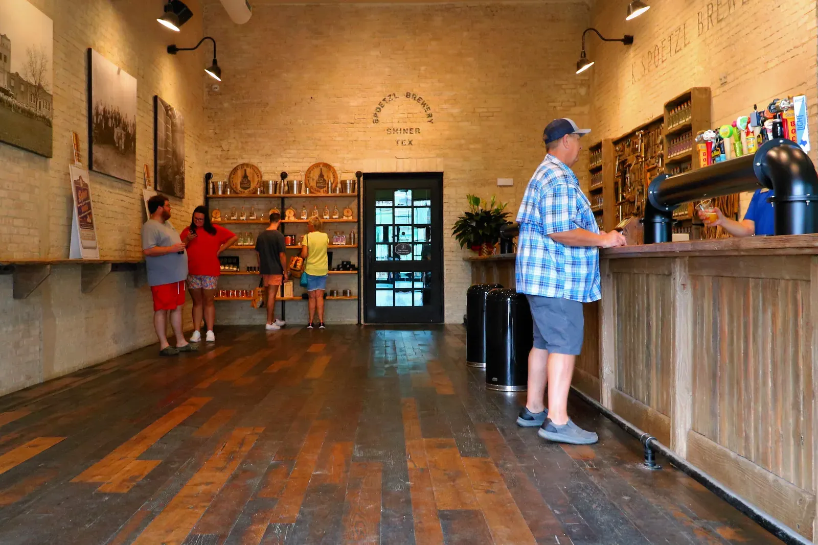 The Economic Reality Behind the Pint Glass (Image Credits: Wikimedia)