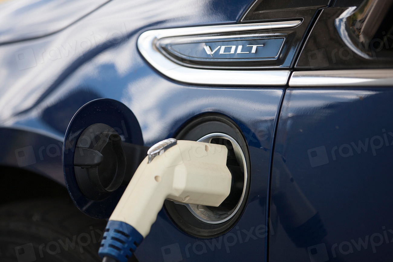 Traditional Automakers Transitioning to EVs (image credits: rawpixel)