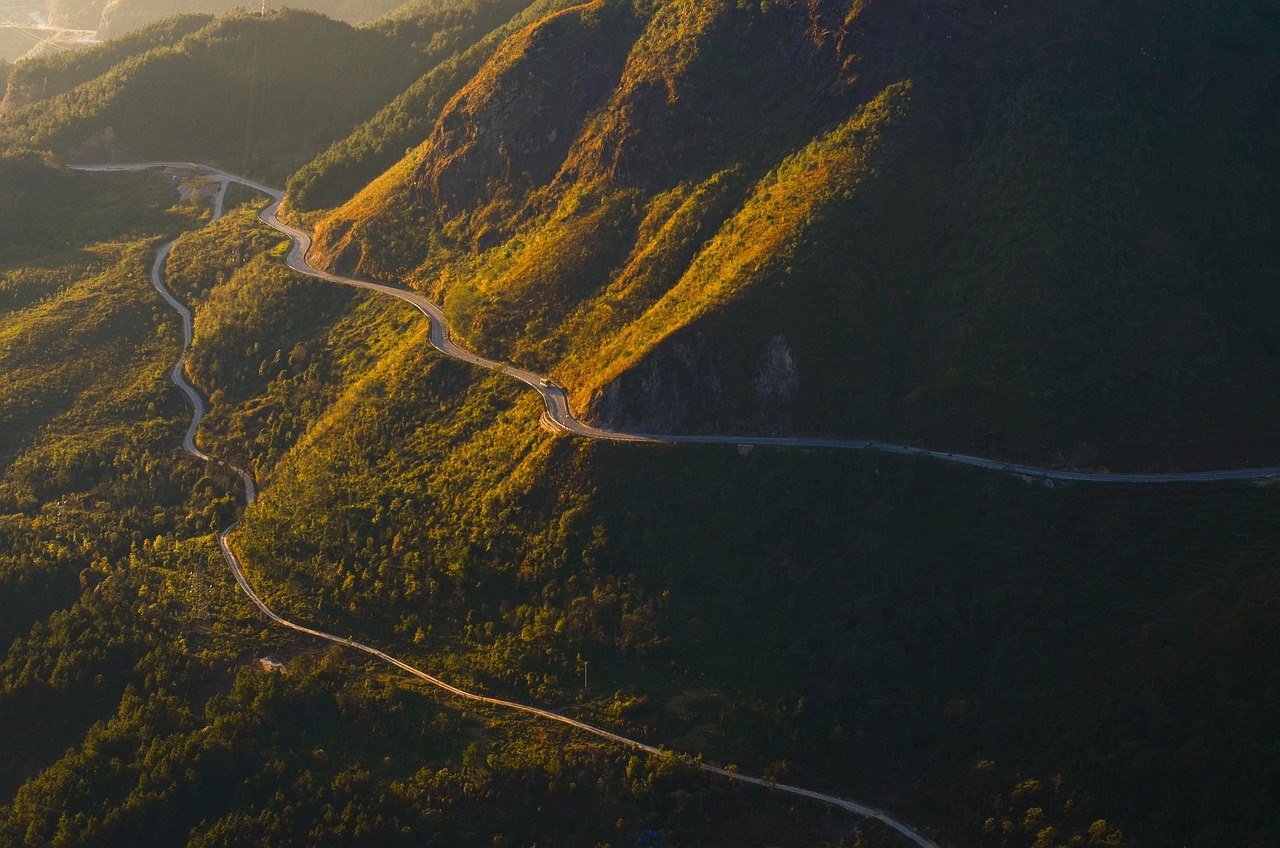 Dramatic Mountain Passes and Valley Drives (image credits: pixabay)