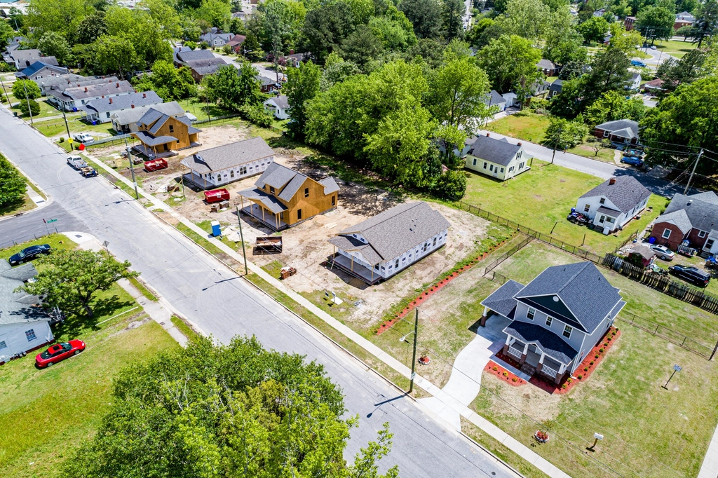 The Great Suburban Migration Gets an Unexpected Twist (image credits: rawpixel)