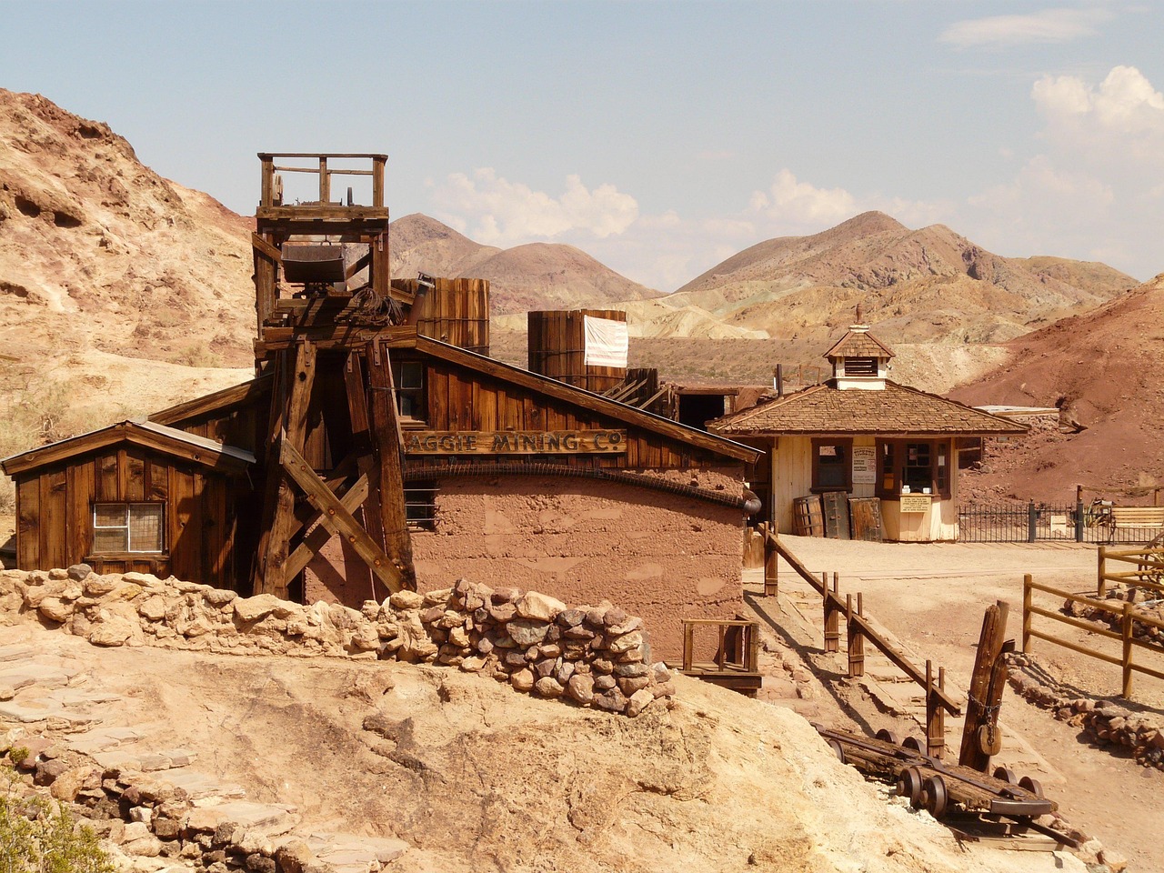 Economic Lessons from Ghost Towns (image credits: pixabay)