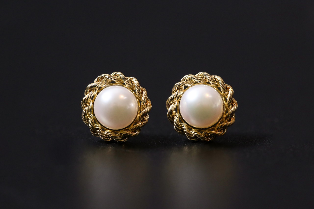 The Role of Maximalist Jewelry in Personal Expression (image credits: pixabay)
