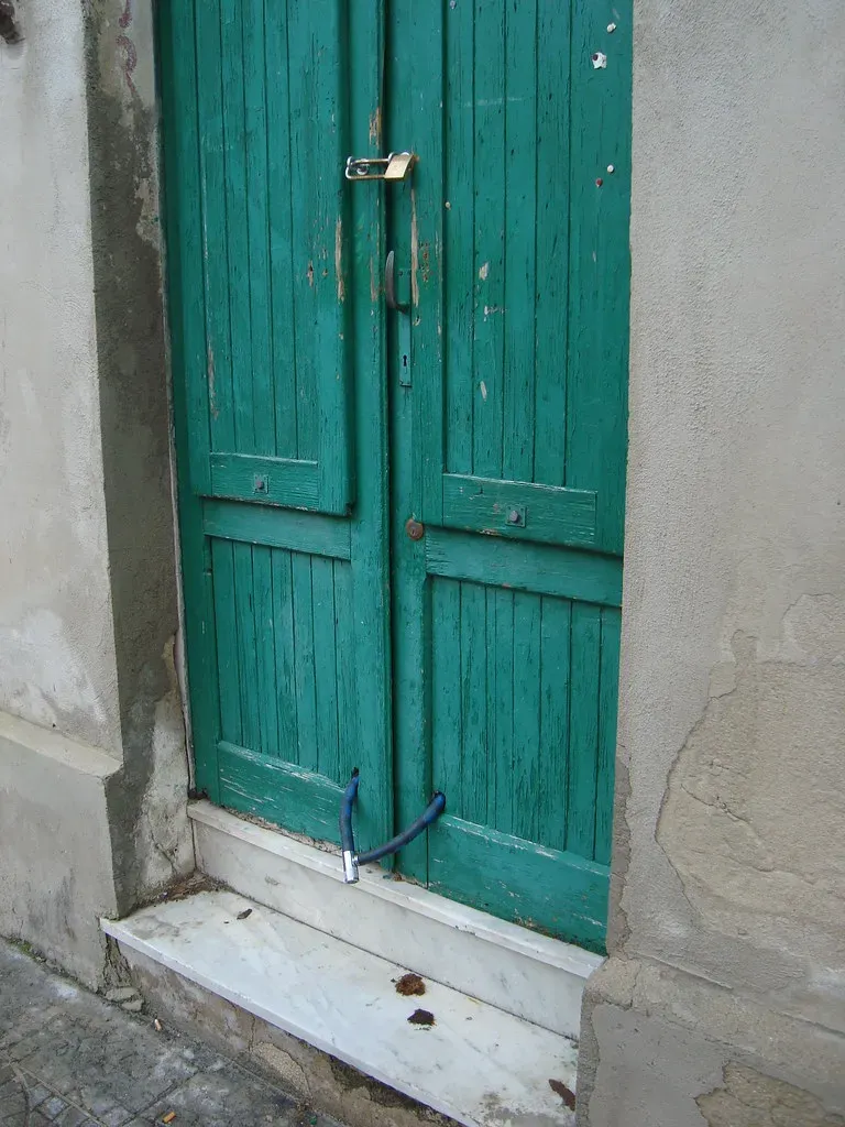 The Psychology of Doors We Should Have Closed Sooner (yetanotherroverandom, Flickr, CC BY-SA 2.0)