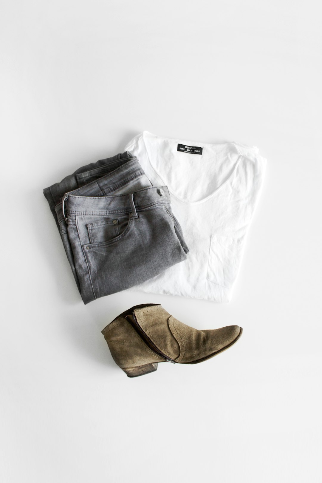 Wardrobe Minimalism Versus Expression