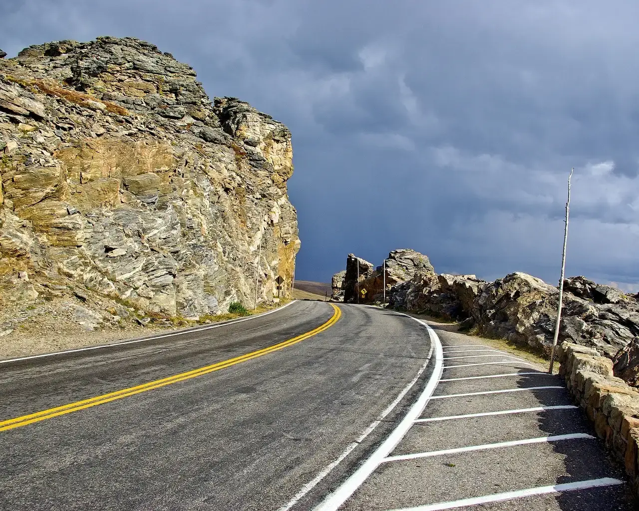 Trail Ridge Road: Where the Sky Meets Alpine Tundra (Image Credits: Pixabay)