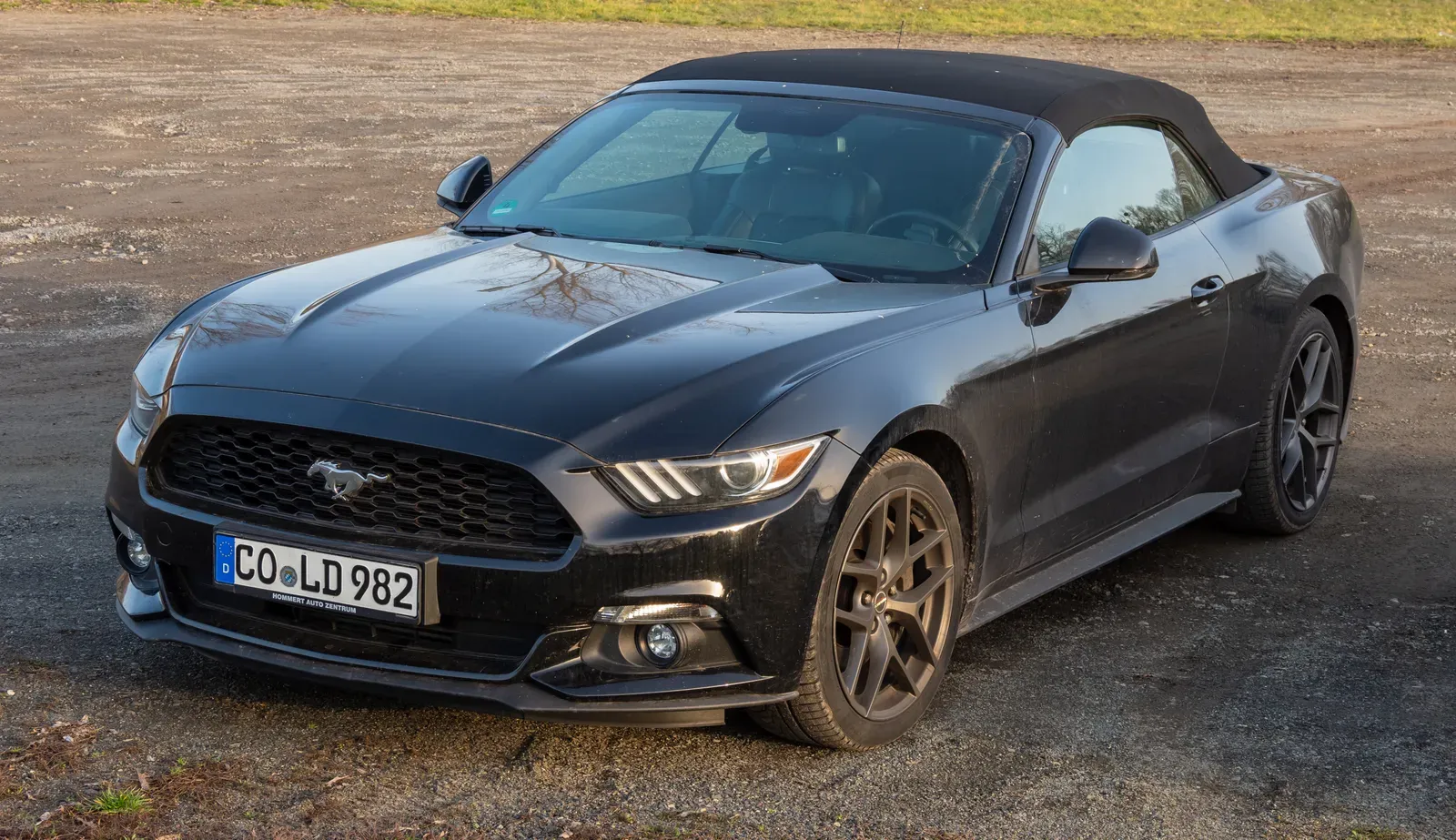 2. Ford Mustang: America's Pony Car Enters a New Era (Image Credits: Wikimedia)