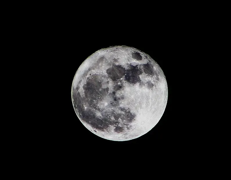 What Makes This New Moon Stand Out (By Phenixsport, CC BY 3.0)