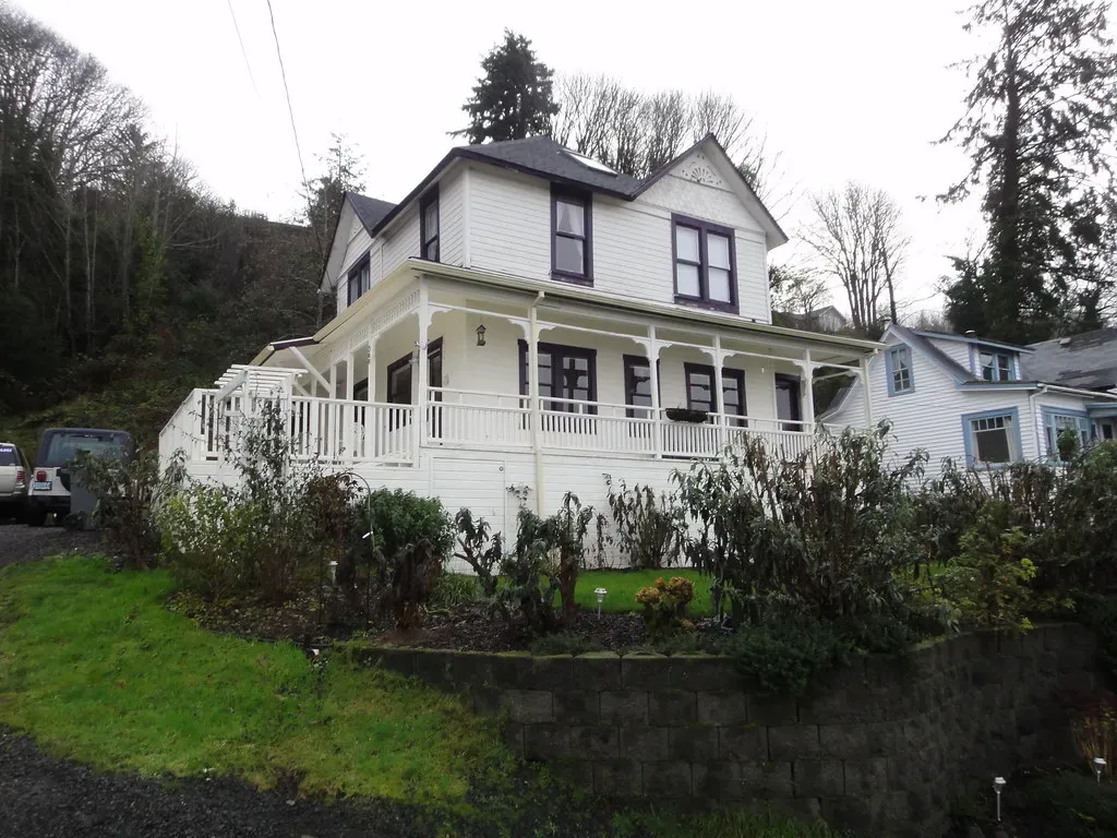 The Iconic Goonies House, Then and Now (Tim Rodenberg, Flickr, CC BY 2.0)