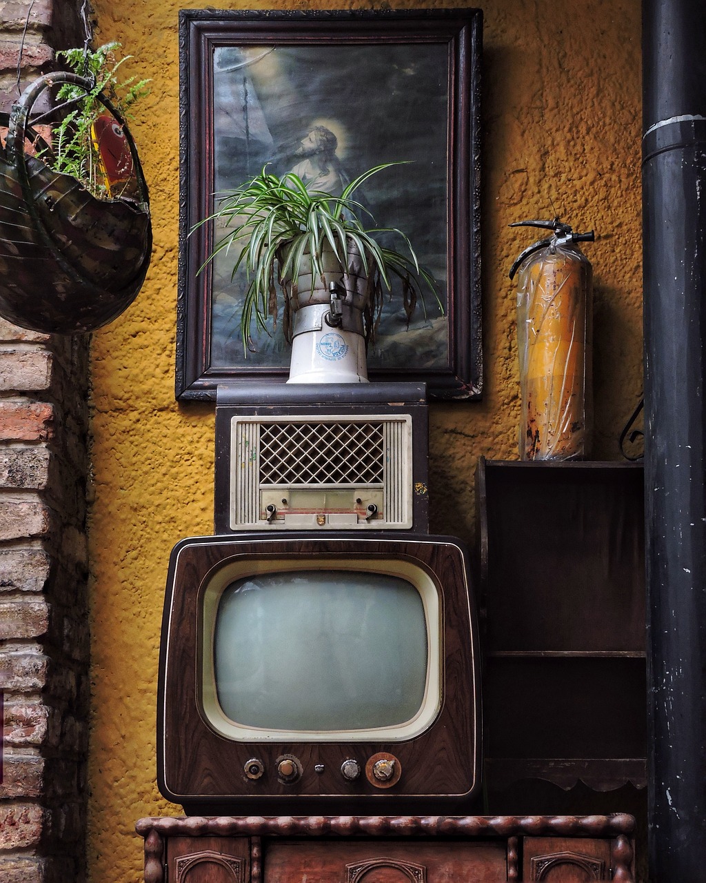 80s Postmodern Furniture Making a Bold Return (image credits: pixabay)