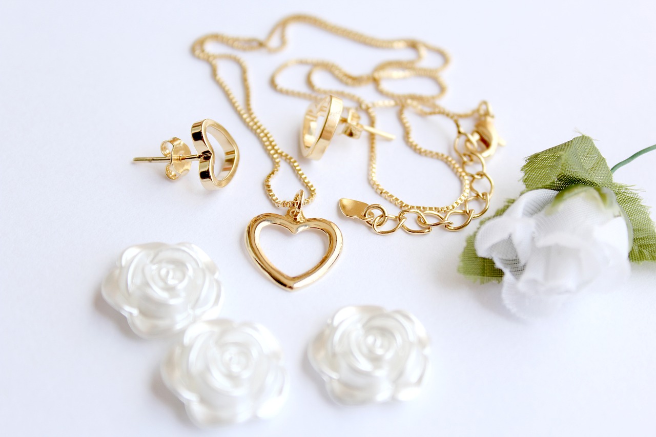 The Economic Impact of Maximalist Jewelry (image credits: pixabay)