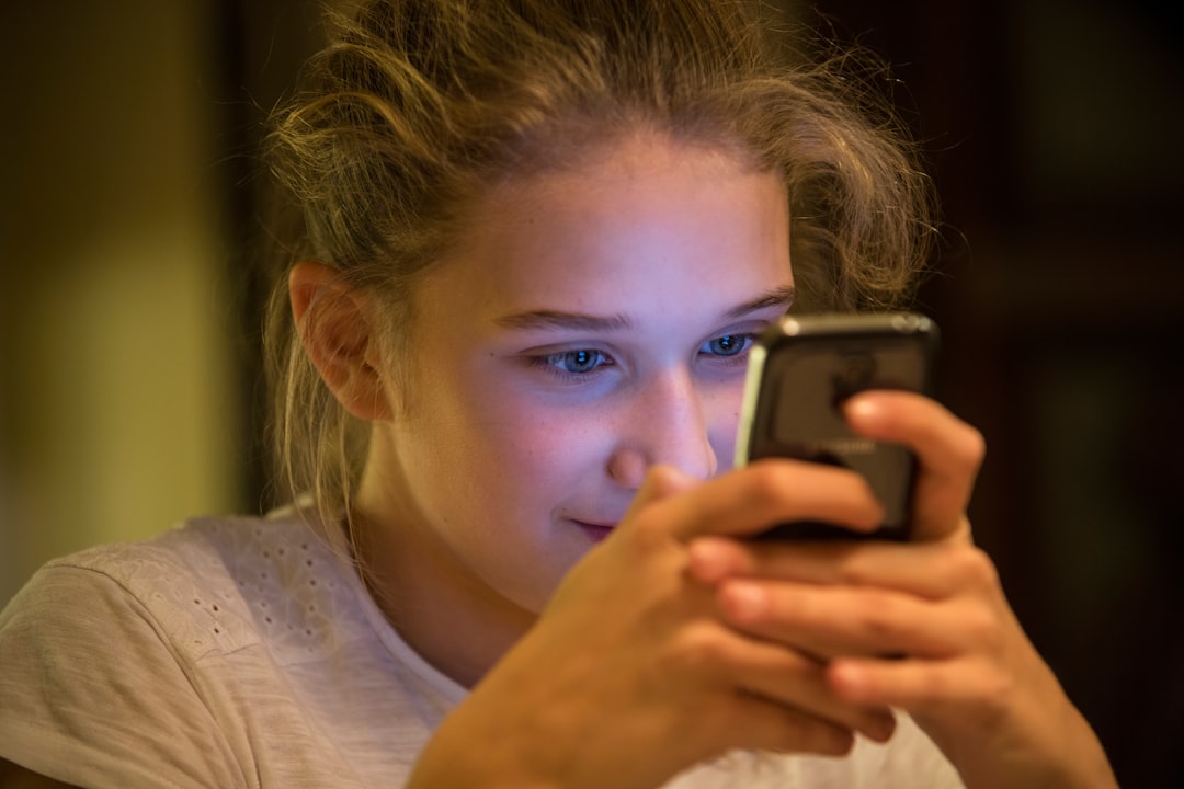 Social Media's Role in Flattening Regional Dialects (image credits: unsplash)