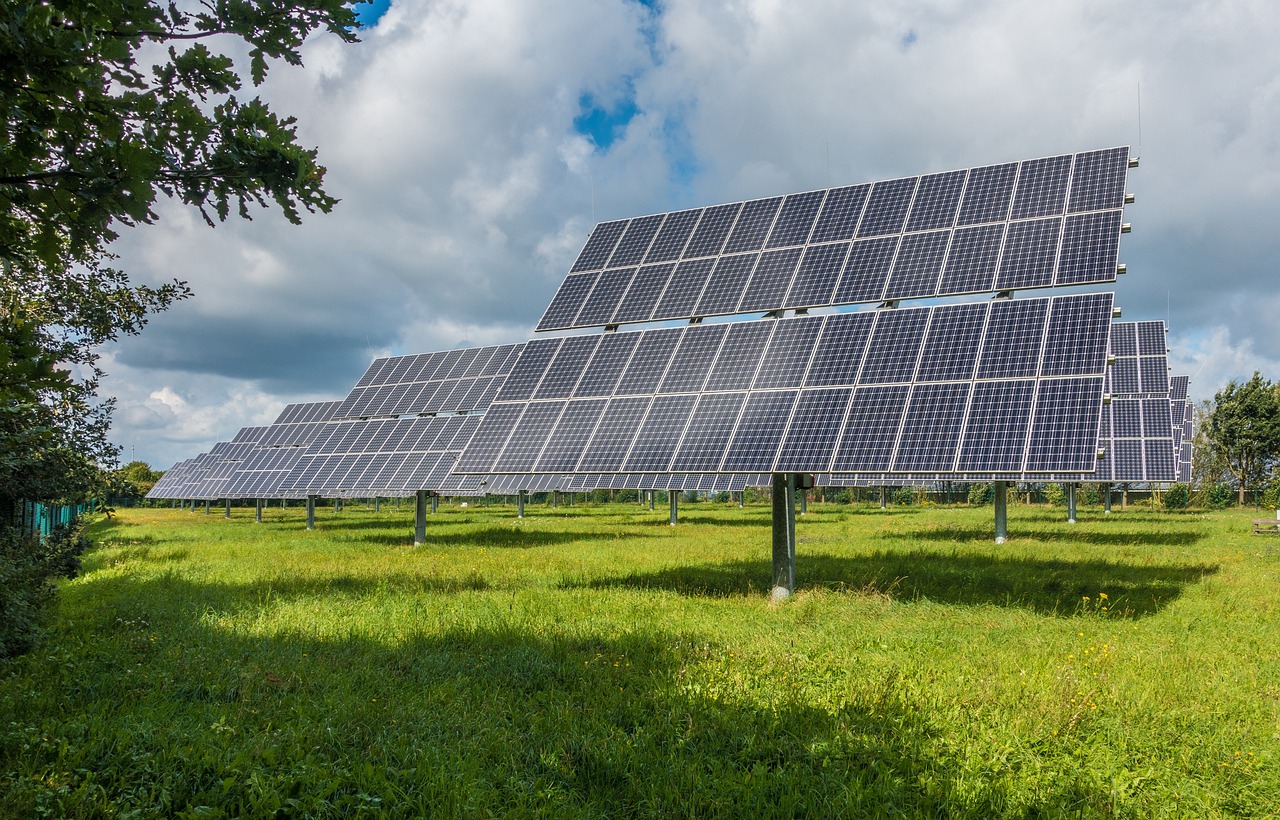 Solar Energy Growth: A Bright Future (image credits: pixabay)