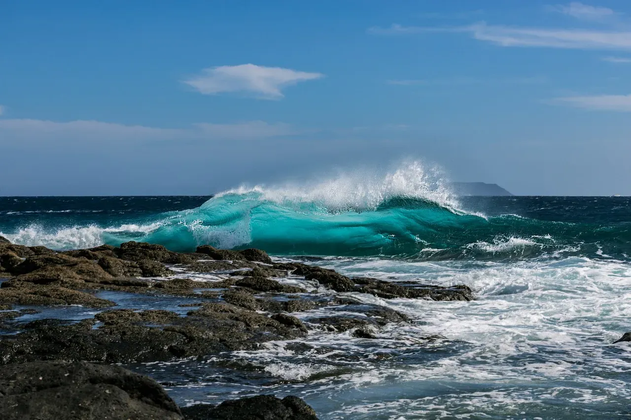 Multiple Waves Lining Up Early (Image Credits: Pixabay)