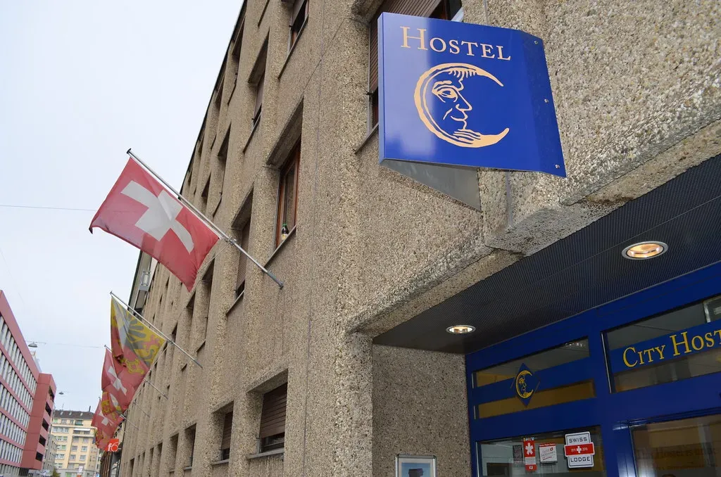 Lodging: Stop Paying Tourist Prices (Image Credits: Flickr)