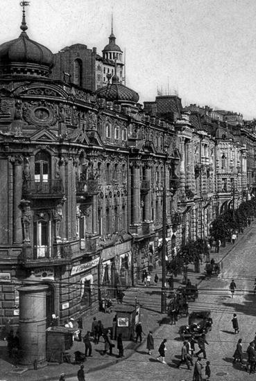 Urban Architecture and the Skyscraper Boom (image credits: wikimedia)