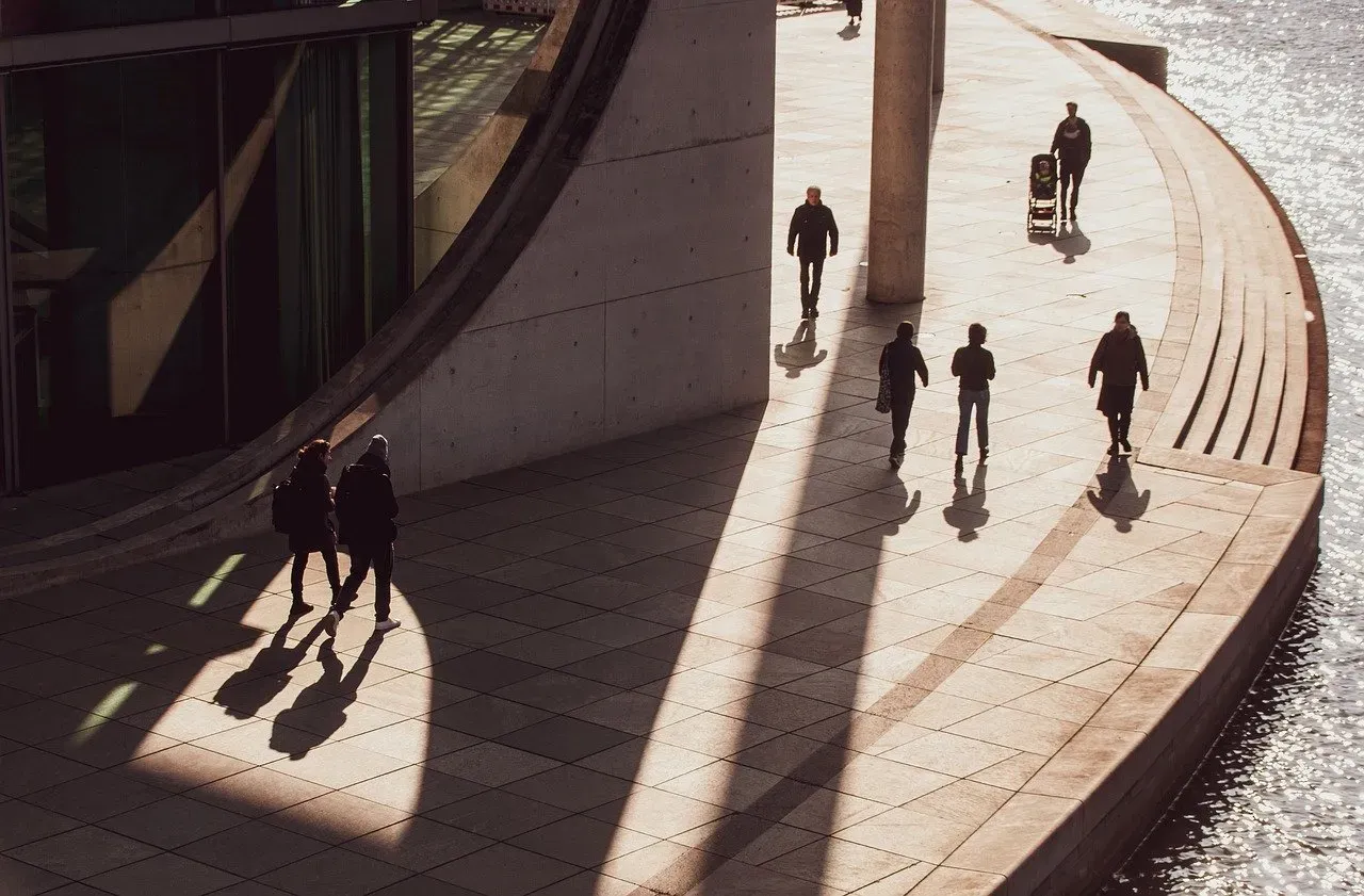 Automatic People-Pleasing That Drains Energy (Image Credits: Pixabay)
