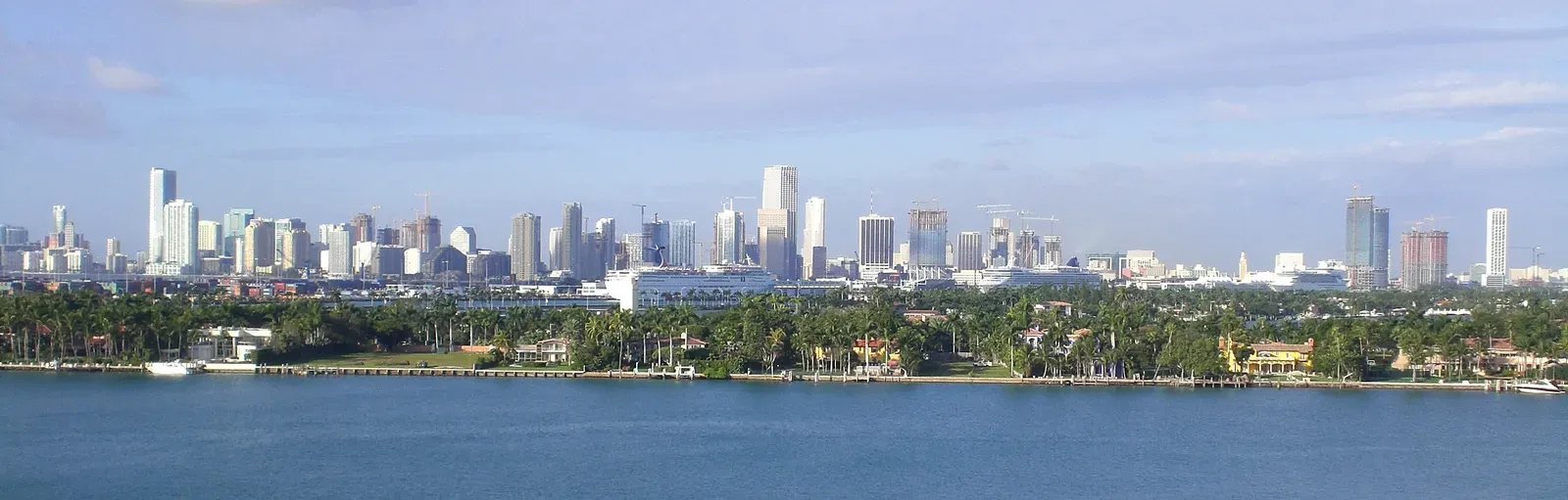 Miami, Florida (Digital photo taken by Marc Averette. Transferred from en.wikipedia; transferred to Commons by User:Calliopejen1 using CommonsHelper., Public domain)