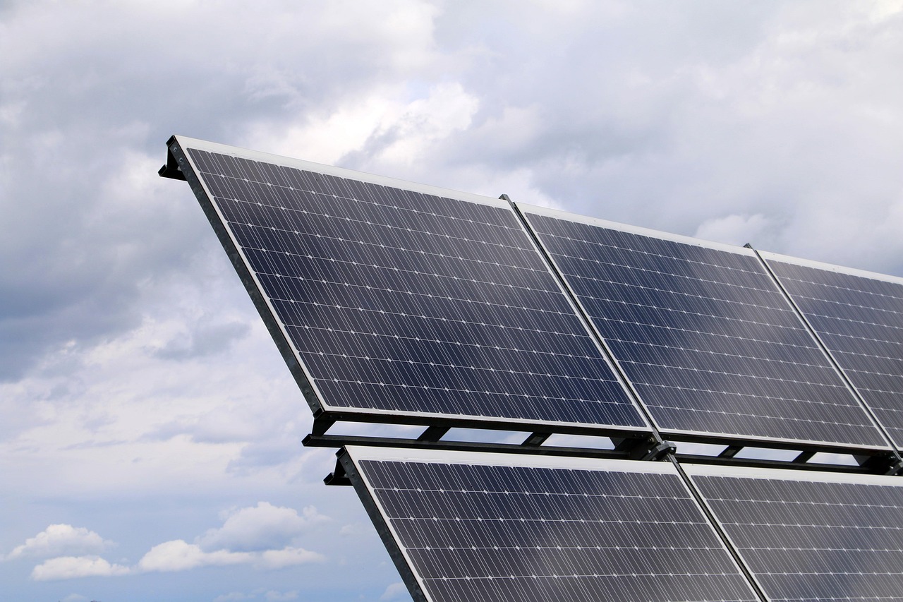 Solar Generation Overtaking Coal (image credits: pixabay)